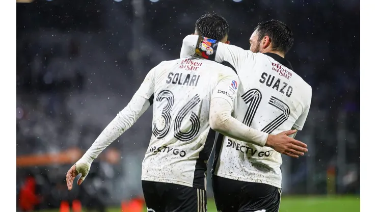 El Cacique juega bajo una intensa lluvia en el Estadio Monumental.