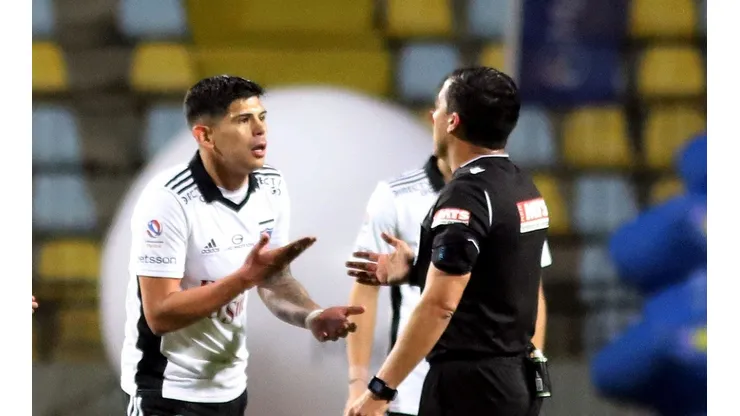 Esteban Pavez no entiende su expulsión en el partido entre Everton y Colo Colo