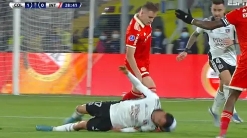 El capitán del Cacique sacó aplausos luego de trancar con la cabeza.