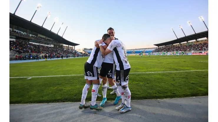 Colo Colo y Universidad de Chile juegan en el Fiscal de Talca una nueva versión del Superclásico del fútbol chileno.