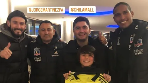 Omar Carabalí le obsequia camiseta de Colo Colo al hijo de Paulo Garcés