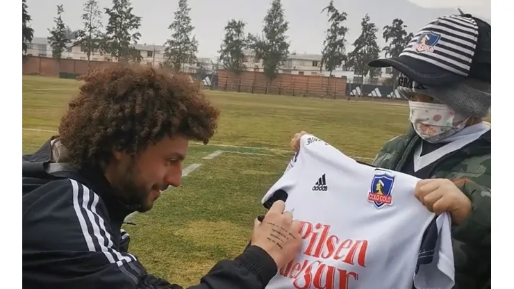 Plantel de Colo Colo vivió un emotivo y lindo encuentro con un pequeño hincha albo