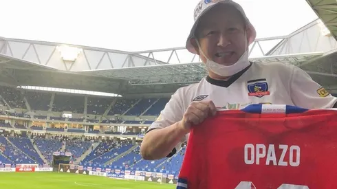 El fanático japonés con Óscar Opazo