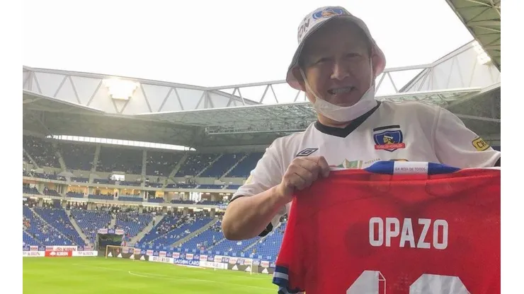El fanático japonés con Óscar Opazo