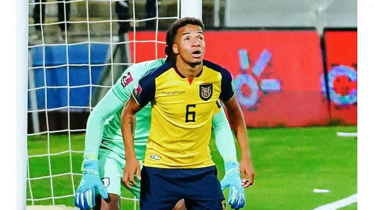 El presidente del fútbol de Ecuador le cayó con todo a la Federación de Chile por el caso Byron Castillo.