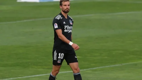 Gustavo Quinteros le muestra la salida de Colo Colo a Christian Santos