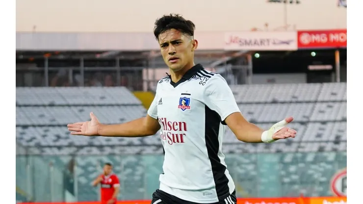 El estratega de Colo Colo aconsejó a Pablo Solari ante una posible partida.