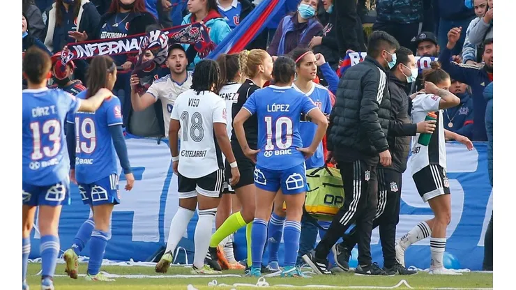 Cientos de hinchas azules ingresaron al recinto a pesar de ser un duelo a puertas cerradas.
