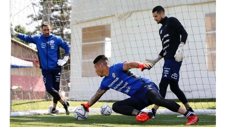 El Indio valoró todo lo que se aprende entrenando con Claudio Bravo y no lo quiere fuera de la Roja.
