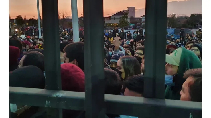 Hinchas de Colo Colo sufrieron en los ingresos al Estadio Monumental