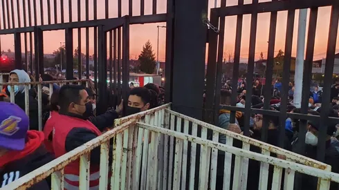 Hinchas de Colo Colo sufren en el ingreso al estadio Monumental para el duelo ante Ñublense.