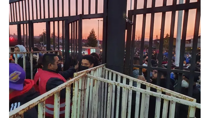 Hinchas de Colo Colo sufren en el ingreso al estadio Monumental para el duelo ante Ñublense.