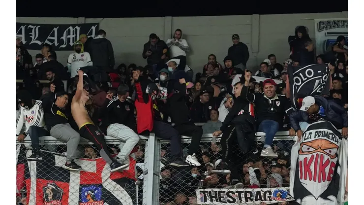 En Buenos Aires los hinchas de Colo Colo tampoco estuvieron a la altura.