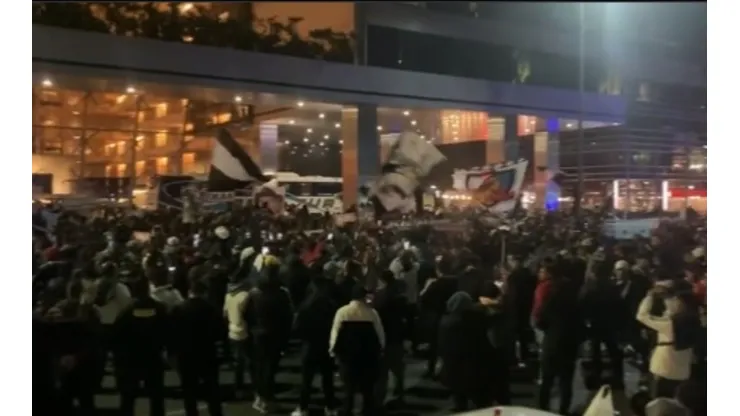 Hinchas de Colo Colo realizan Hotelazo en Argentina