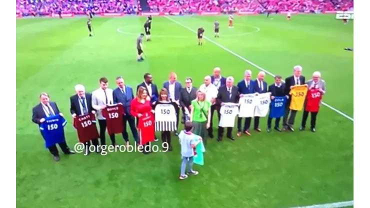 Jorge Robledo es homenajeado en la final de la FA Cup