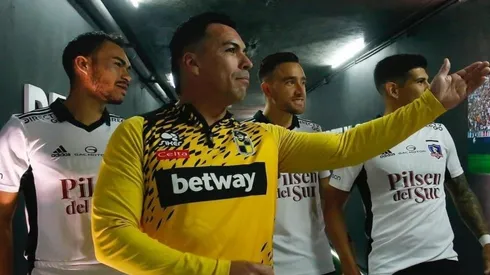 Gabriel Suazo y Esteban Paredes suben al columpio a Iván Rossi