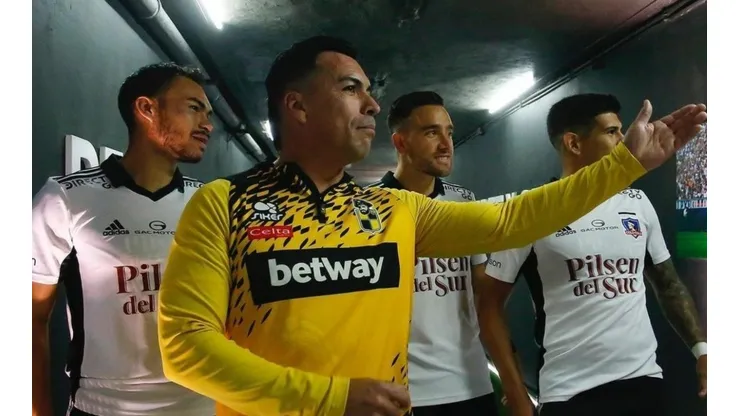 Gabriel Suazo y Esteban Paredes suben al columpio a Iván Rossi