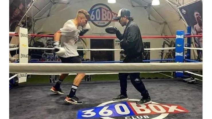 El Colorado sacó a relucir sus dotes entrenando boxeo.
