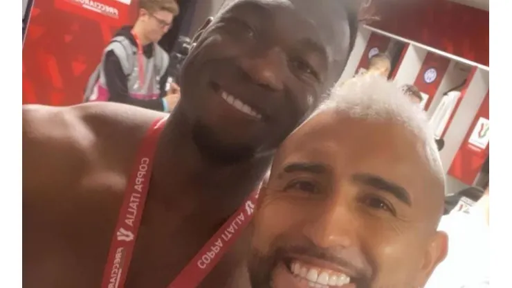 El Rey festejó la Copa Italia con el ecuatoriano Felipe Caicedo y aprovechó para tocarle la oreja a Byron Castillo.
