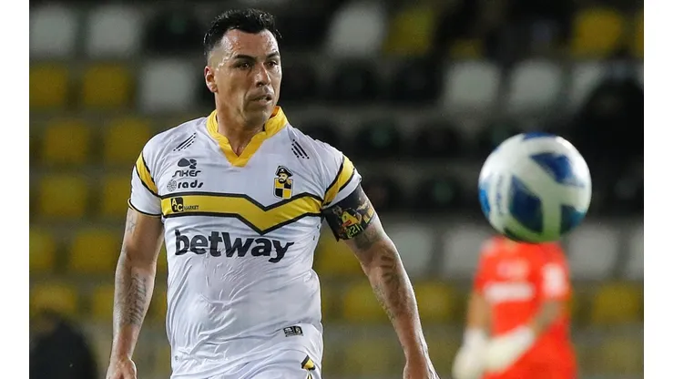 Esteban Paredes vuelve a referirse a su retiro