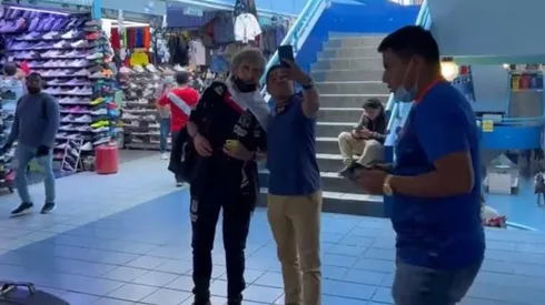 El Loro disfrutó su tiempo libre para visitar un reconocido centro comercial de Perú.