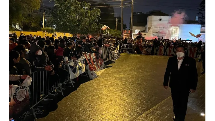 Hinchas de Colo Colo llegaron en masa a realizar el Hotelazo en Lima