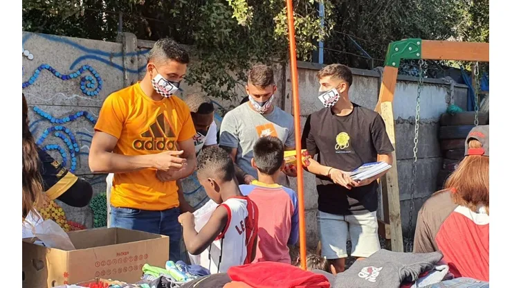 Jugadores de Colo Colo en la Ruta del Hincha