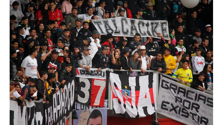 Hinchas visitantes en el Curicó Unido vs Colo Colo