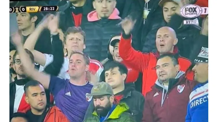 Un hincha de la UC llegó al Monumental para apoyar a River Plate.