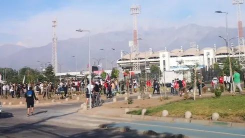 Largas filas se ven en el Estadio Monumental.