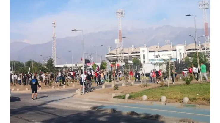 Largas filas se ven en el Estadio Monumental.