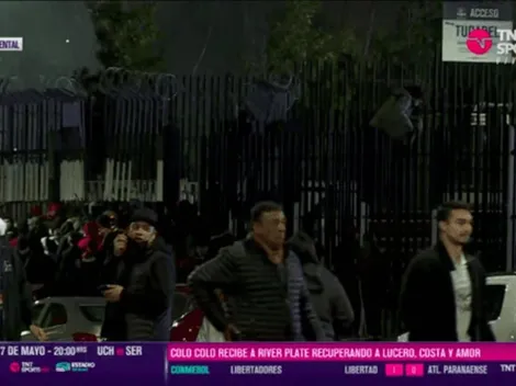 Bochornoso: Hinchas reventaron rejas y entraron a la fuerza al Monumental