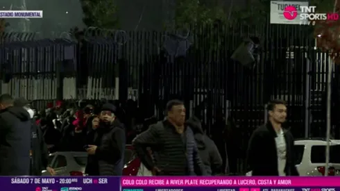Hinchas de Colo Colo se saltaron las rejas e intentaron una avalancha para entrar al Monumental.