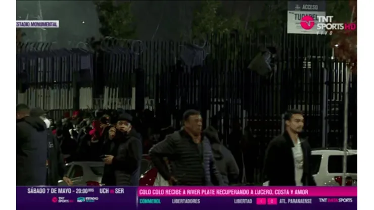 Hinchas de Colo Colo se saltaron las rejas e intentaron una avalancha para entrar al Monumental.