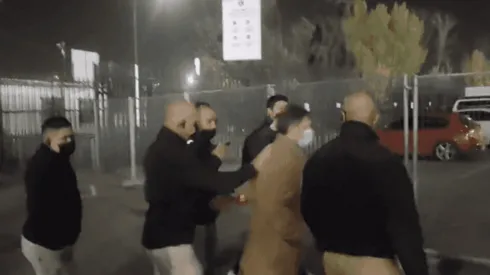 Aníbal Mosa saliendo rumbo a camarines mientras recibía los insultos de los hinchas.