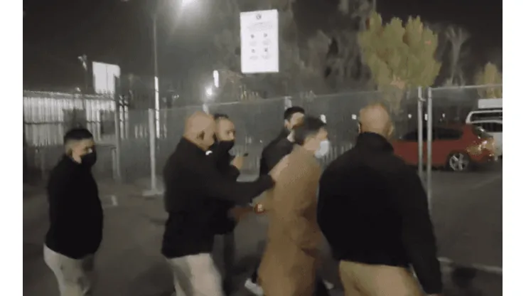 Aníbal Mosa saliendo rumbo a camarines mientras recibía los insultos de los hinchas.