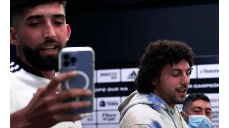 Falcón en el backstage donde se cantó el himno entre todos los trabajadores del club.
