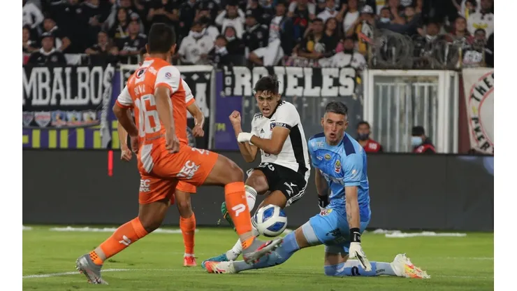 El Pibe aprovechó una gran asistencia de Emiliano Amor y puso el 2 a 1 ante Cobresal.