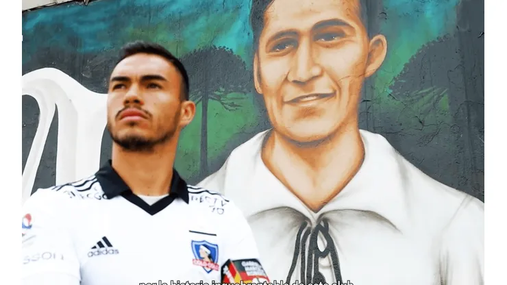 Gabriel Suazo junto al mural de David Arellano en el estadio Monumental.