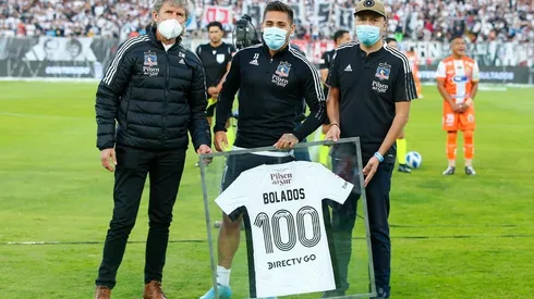 Marcos Bolados recibe una camiseta que reconoce sus 100 partidos en Colo Colo.