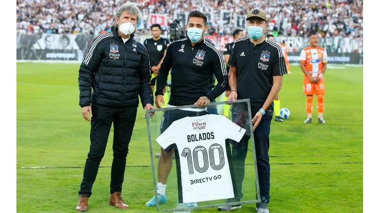 Marcos Bolados recibe una camiseta que reconoce sus 100 partidos en Colo Colo.