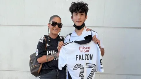 Joven hincha que fue asaltado recibió la camiseta de Maximiliano Falcón.