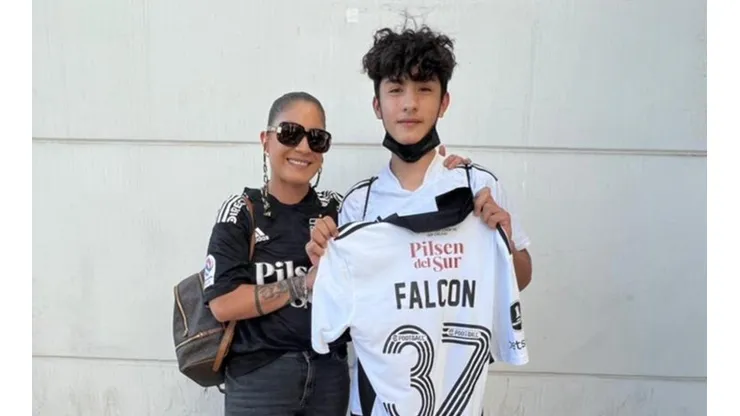 Joven hincha que fue asaltado recibió la camiseta de Maximiliano Falcón.