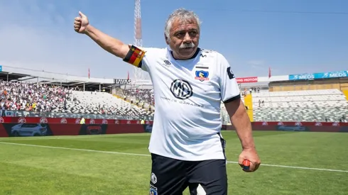 Carlos Caszely recibiendo el apoyo de los hinchas en el sector Cordillera.