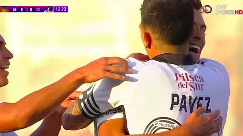 Carlo Villanueva festejó su golazo con un lindo abrazo junto a Esteban Pavez.