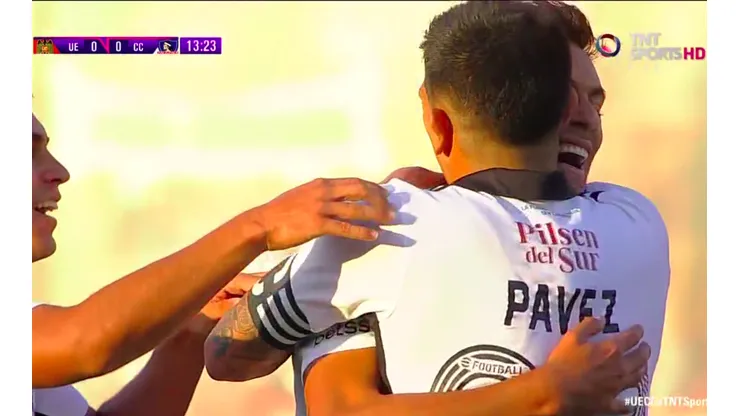 Carlo Villanueva festejó su golazo con un lindo abrazo junto a Esteban Pavez.