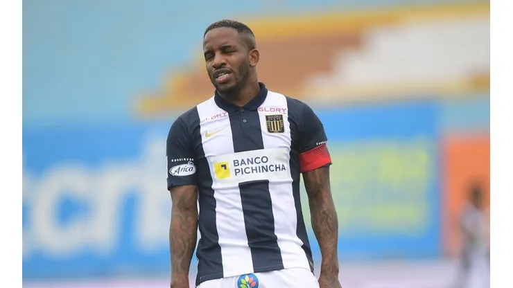 Jefferson Farfán no podrá enfrentar a Colo Colo.