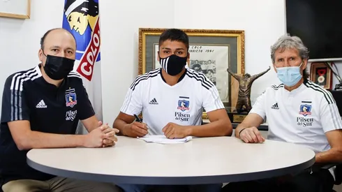 Damián Pizarro firmando su contrato junto a Daniel Morón y Edmundo Valladares.