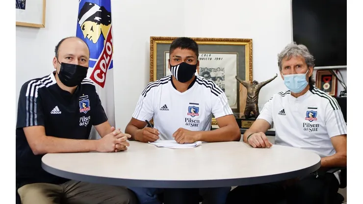 Damián Pizarro firmando su contrato junto a Daniel Morón y Edmundo Valladares.