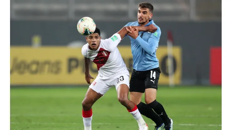 La selección peruana podría darle una mano a la Roja en caso de vencer a Uruguay.